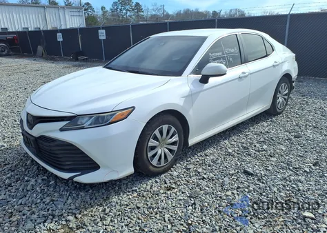 2018 Toyota Camry L z USA, uszkodzony, nr VIN 4T1B11HK3JU639044
